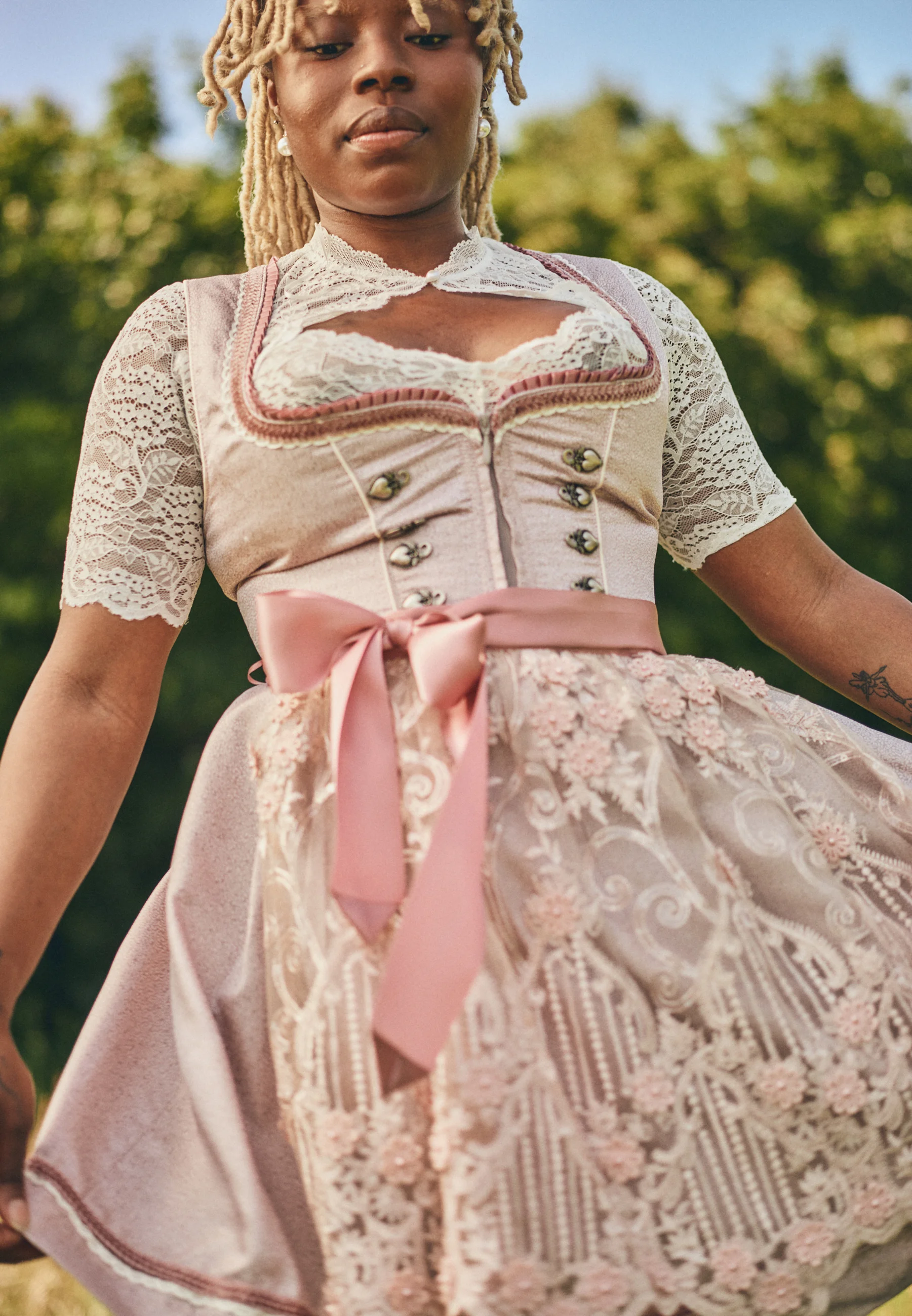 Krüger Dirndl: Authentische Trachtenmode für jede Generation