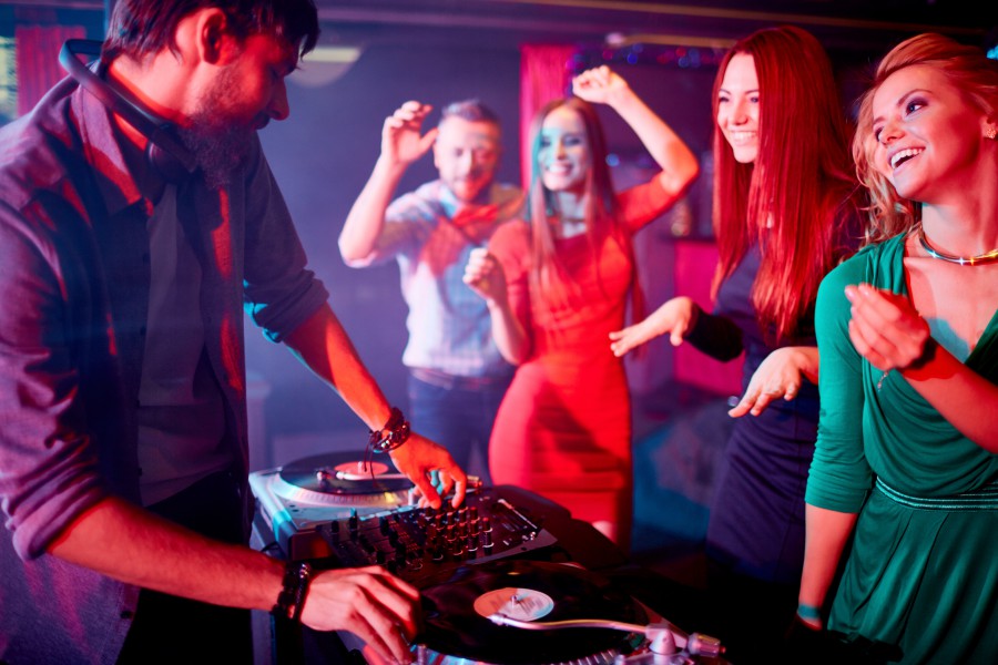 Liebe auf der Tanzfläche: Chroniken der Hochzeits-DJs