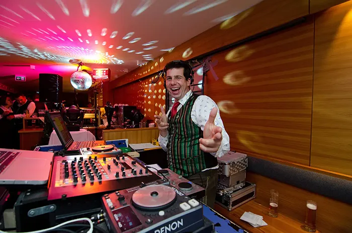 Soundtrack der Liebe: Mit einem Hochzeits-DJ unvergessliche Momente schaffen