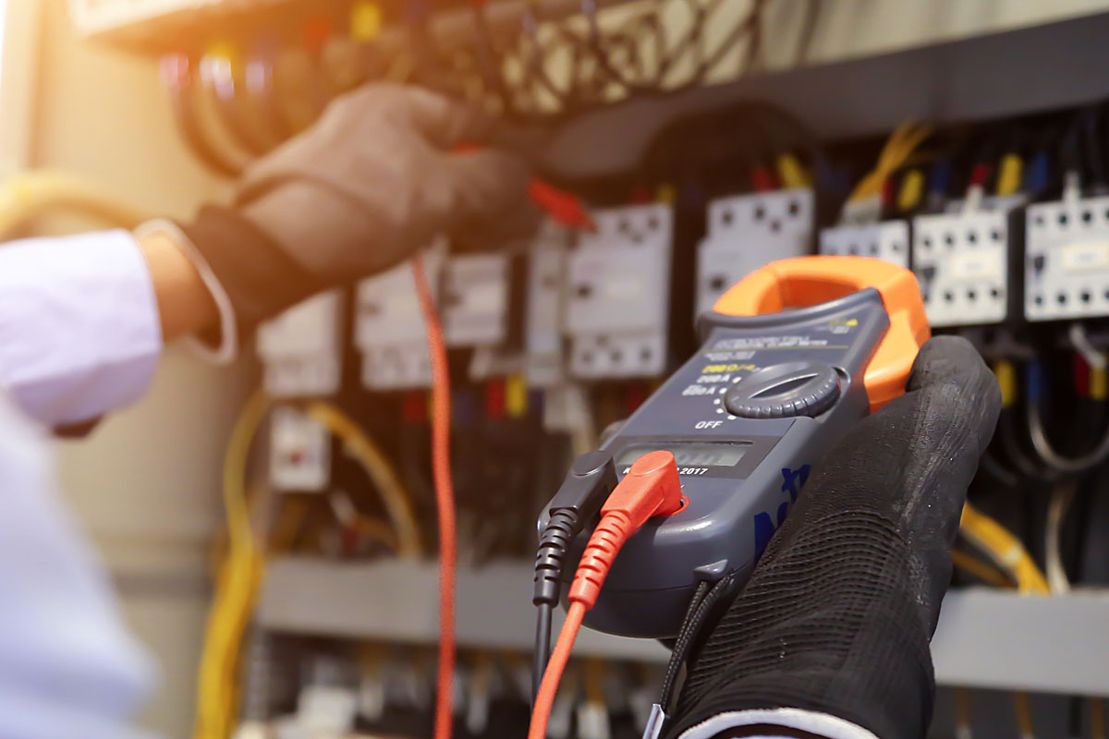 Wer darf eine Prüfung elektrischer Anlagen durchführen?