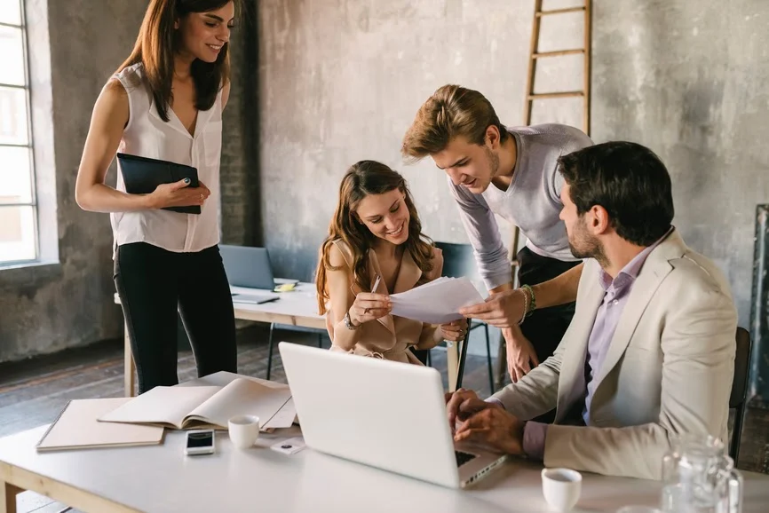Headhunter in Aktion: Wie die besten Talente für Sie gefunden werden