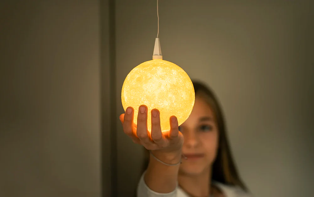 Schaffen Sie eine besondere Atmosphäre mit der Konic  Deckenlampe für Schlafzimmer