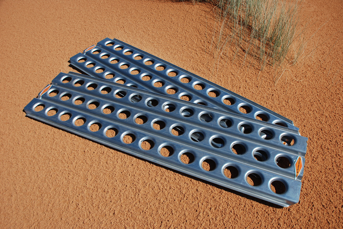 Effizienter im Gelände unterwegs mit Sandblechen und Seilwinden