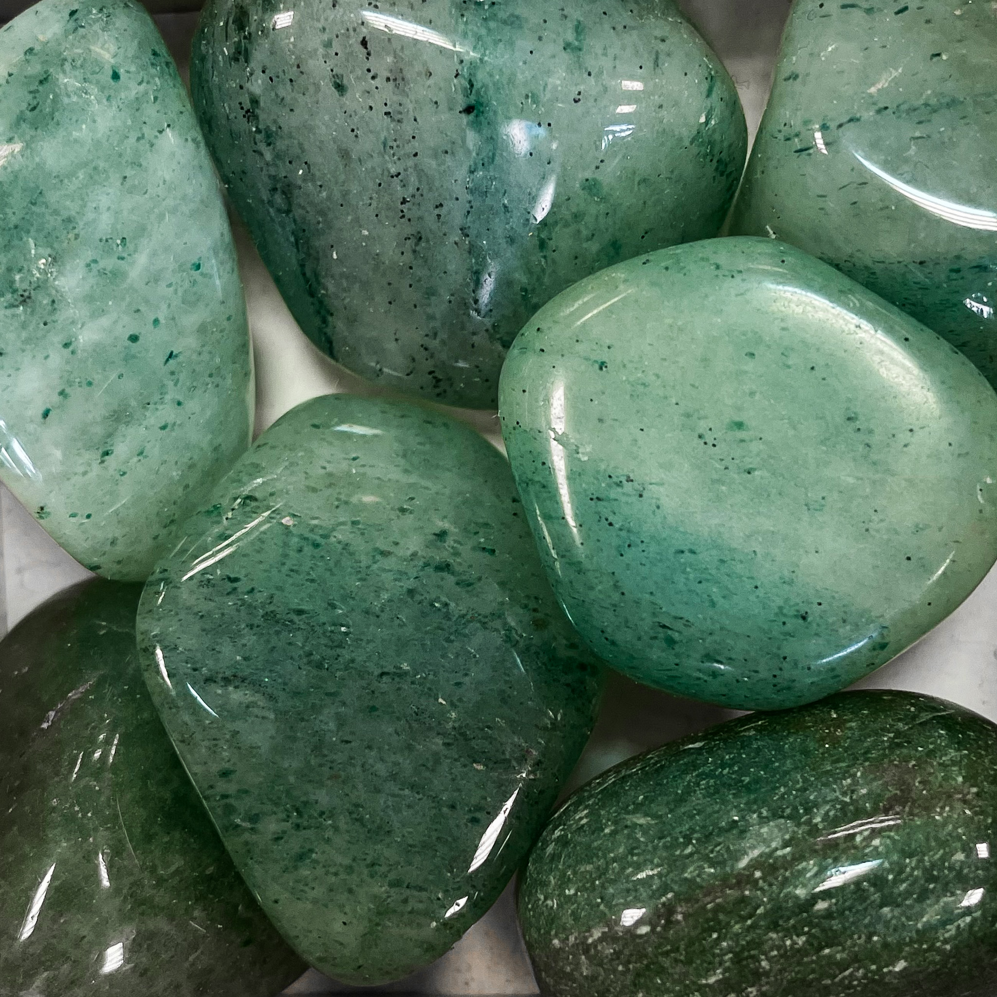 Aventurin entdecken: Schmuck & Kristalle, die sich anfühlen wie für dich bestimmt